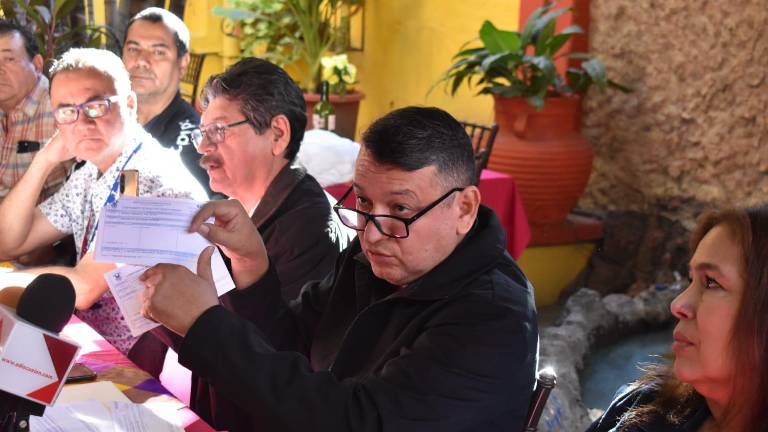 Conferencia de prensa de trabajadores de la UAS que denuncian descuentos ilegales en el pago del aguinaldo.