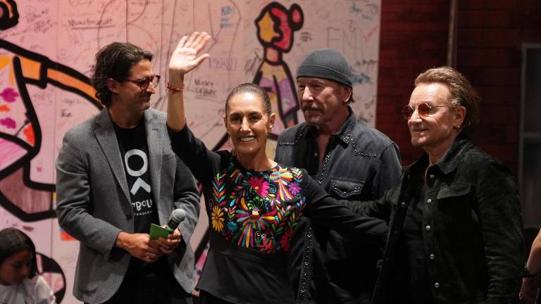 Sheinbaum y la banda U2 asisten a la Asamblea General de la Copa Mundial de Niños de la Calle.