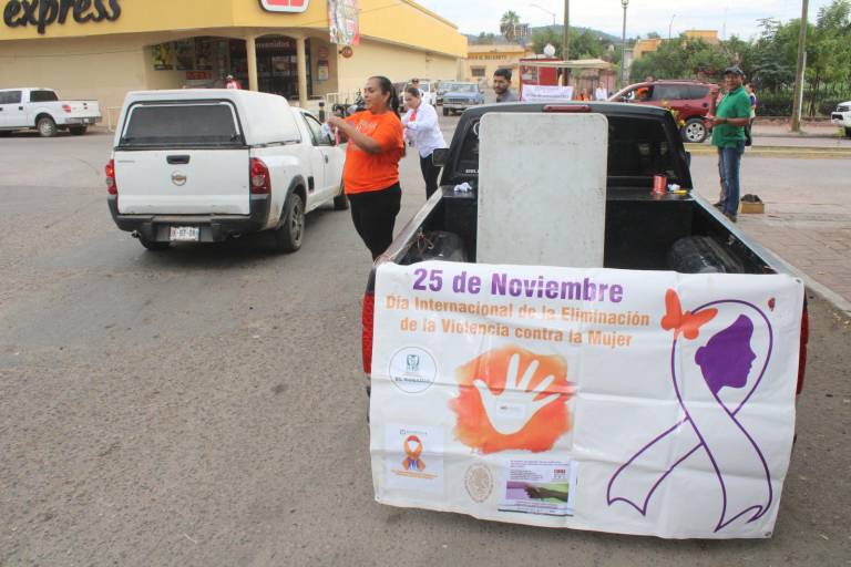 Instituciones de Rosario pegan calcas por la no violencia contra mujeres, niñas y adolescentes