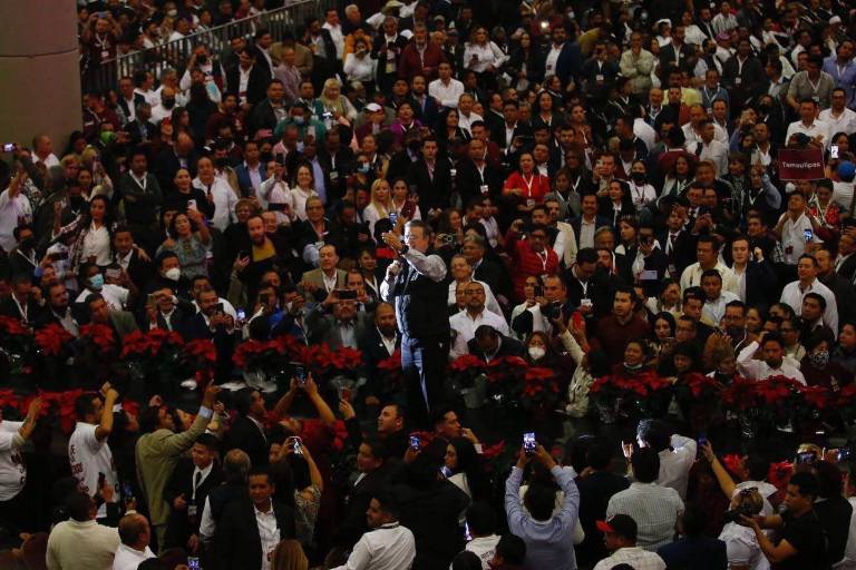 Ebrard toma protesta a representantes que lo apoyarán en encuesta de Morena