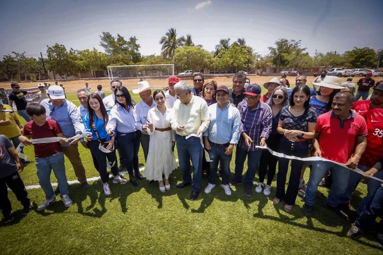 Resiembra esperanza el nuevo césped en campo de futbol de La Reforma, Angostura