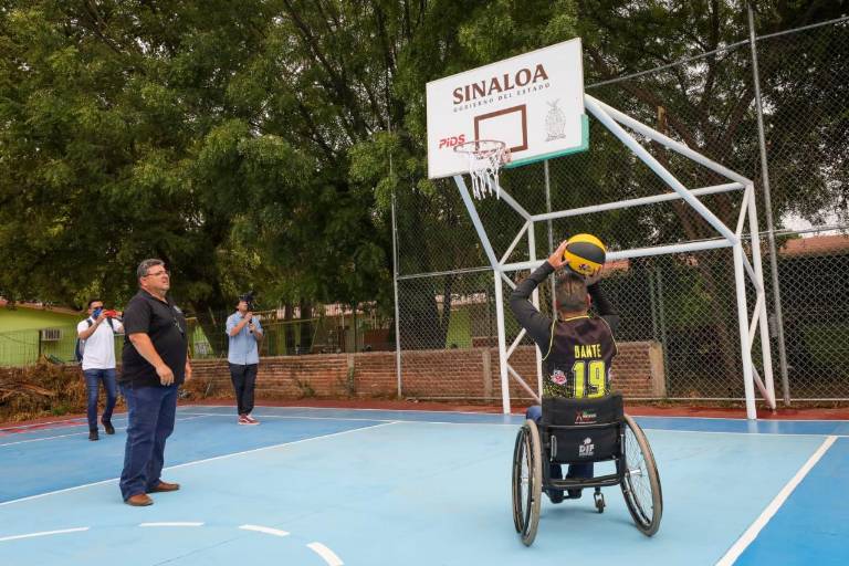 Rehabilitan cancha de usos múltiples del Centro de Desarrollo Integral 3, en Culiacán