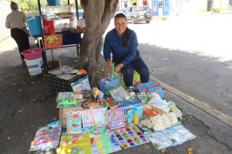 Para Jehovana, la venta fuera de escuelas le ha permitido alcanzar sus metas como ser profesionista