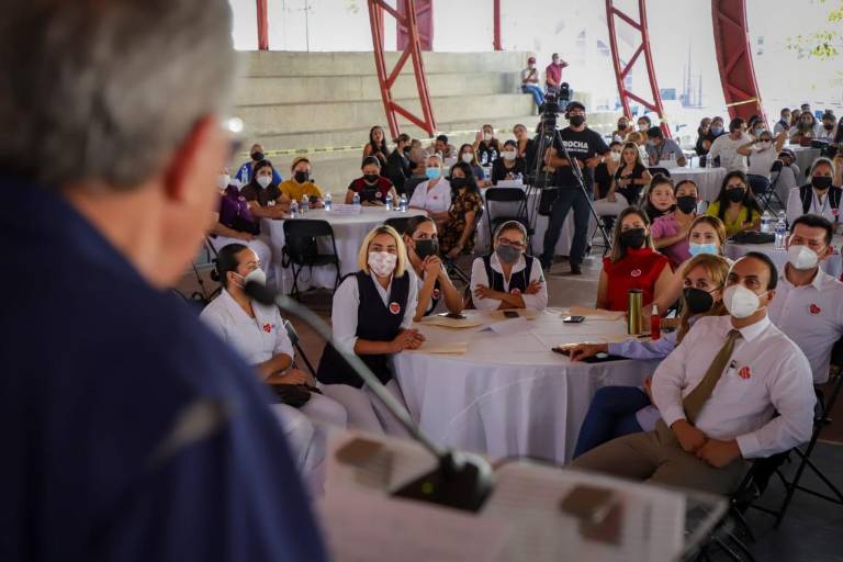 Promete Rocha Moya justicia laboral al personal de salud en Sinaloa