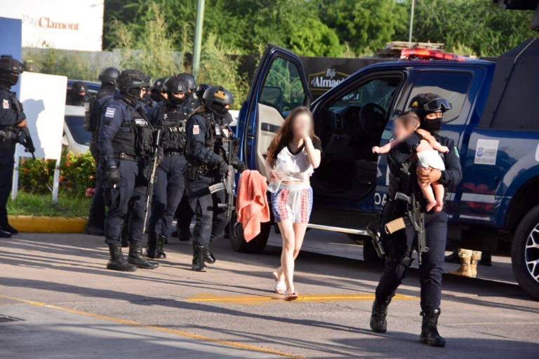 Agresión a policías desata balacera y pánico en Culiacán