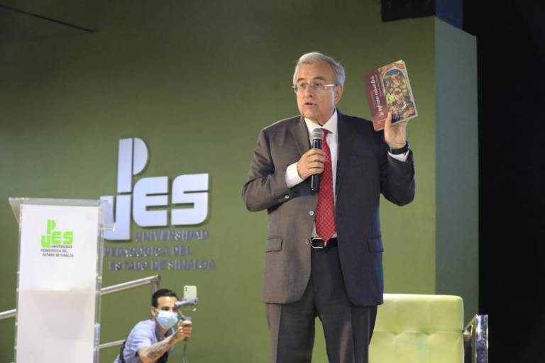 Rocha destaca la importancia y actualización docente para la formación de estudiantes y profesionistas