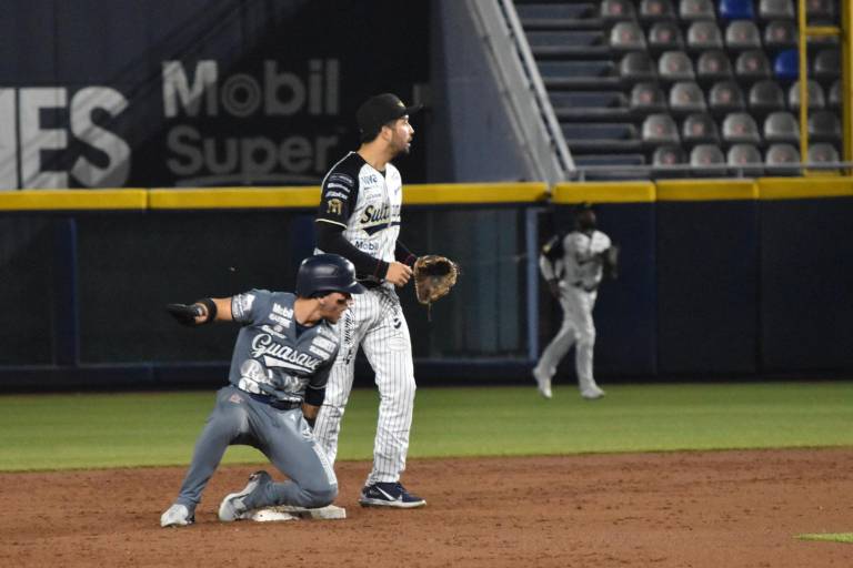 Algodoneros de Guasave reacciona a tiempo para superar a Sultanes de Monterrey