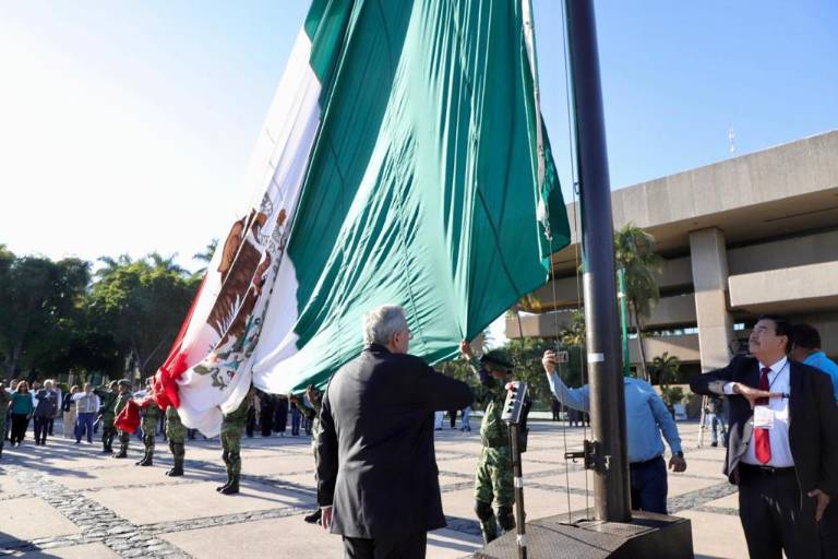 Izan bandera en Culiacán por el 112 aniversario de la Revolución Mexicana