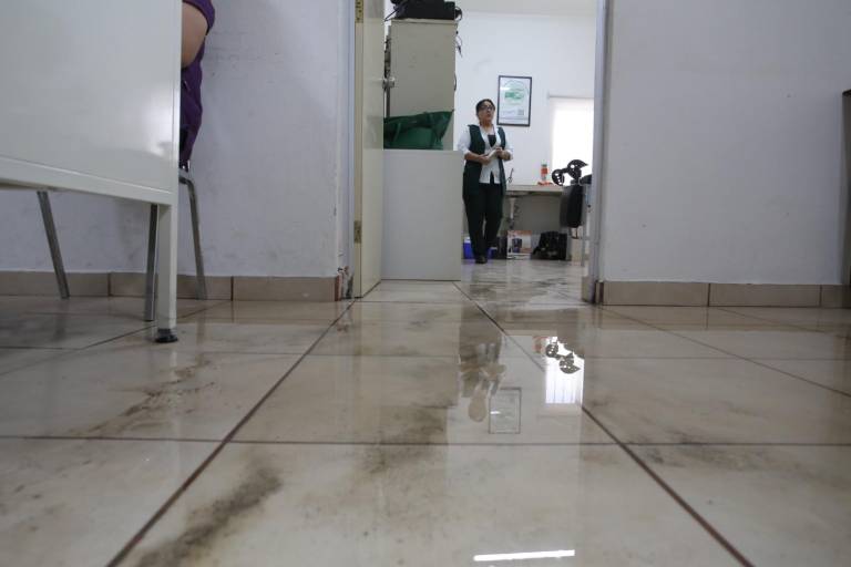Impermeabilizaron pero ahora en Clínica del IMSS Bienestar en Mazatlán les entra más agua