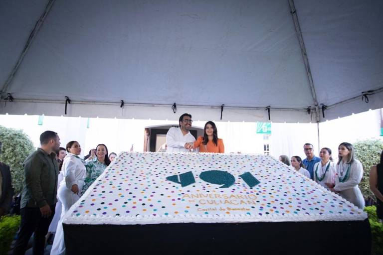Parten pastel en el Ayuntamiento de Culiacán para festejar aniversario 491