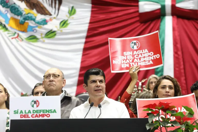 Diputados federales del PRI protestaron contra la reforma a la Ley de Aguas en la Cámara de Diputados.