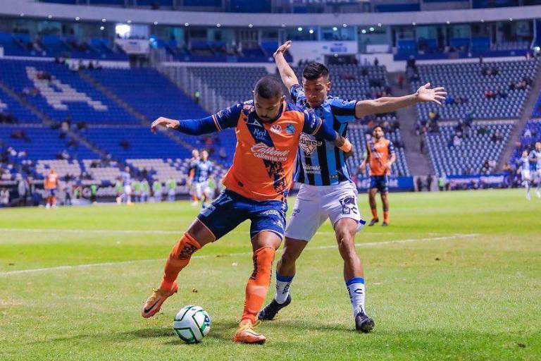 Puebla logra su primer triunfo ante unos Gallos en desventaja