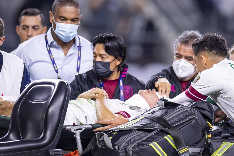 ‘Chucky’ Lozano sale del juego por preocupante golpe; quedó sangrado y con collarín