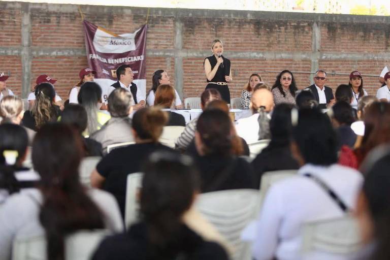 Inicia entrega de beca Rita Cetina en Mazatlán