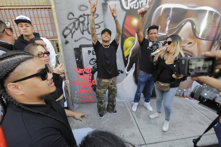Visita Ozuna el barrio de Tepito donde pintaron un mural en su honor