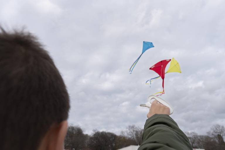 ¿Te gusta volar papalotes? Hazlo en espacios seguros para evitar accidentes