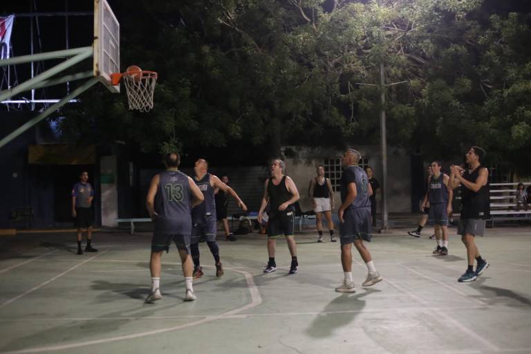 Distribuidora Joan sale avante en Torneo Veteranos de Basquetbol