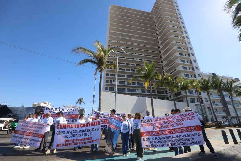 Las familias bloquearon con pancartas el paseo Claussen.