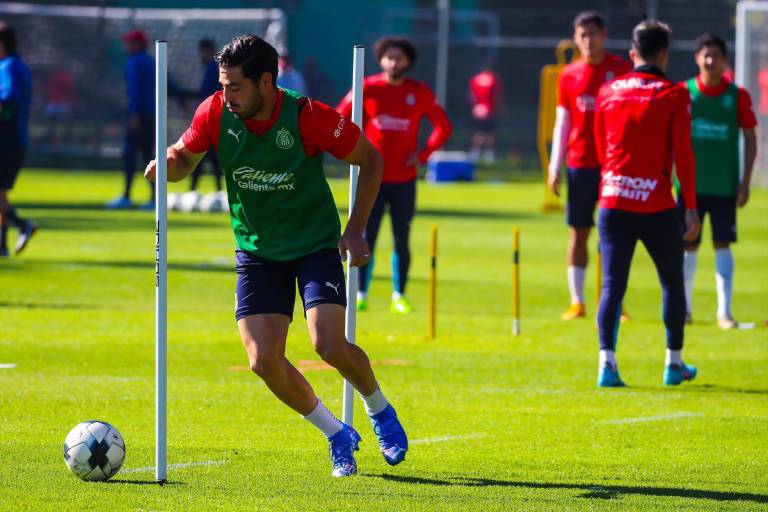 VIDEO: Discusión entre 2 jugadores de Chivas casi termina en golpes luego de partido