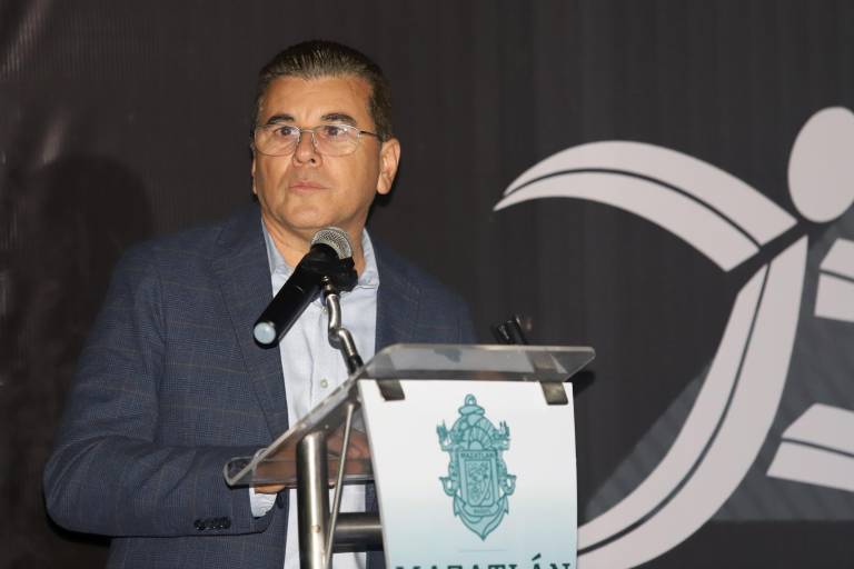 Disfrutan deportistas de alegre velada