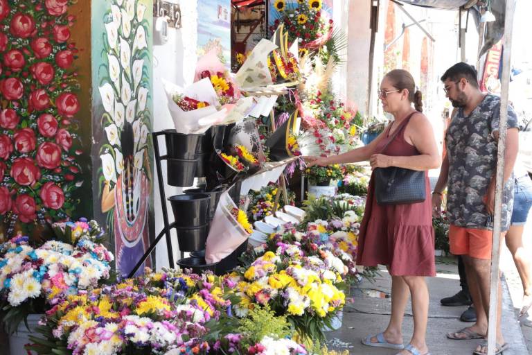 Pese a inseguridad, ventas de flores repuntan en el Mercado de las Flores este 10 de mayo