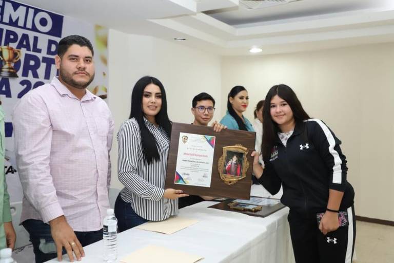Johana Bojórquez es galardonada con el Premio Municipal del Deporte de Elota