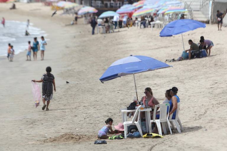 Playas de Mazatlán lucen con afluencia moderada este sábado de vacaciones de verano