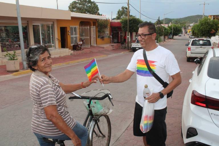 Moisés busca crear conciencia durante marcha del Orgullo LGBT+ en Rosario