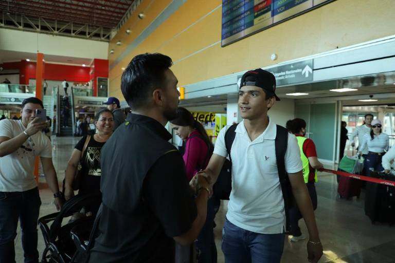 Recibe Director del Isde al beisbolista Ezequiel Rivera