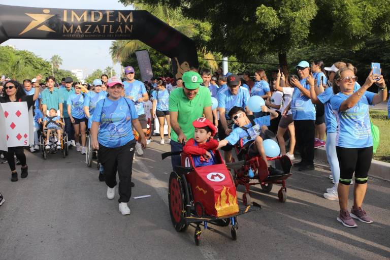 Celebran colorida Caminata por el Día Internacional de la Parálisis Cerebral en Mazatlán