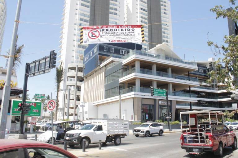 Prohíben estacionarse en la Camarón Sábalo, en Mazatlán