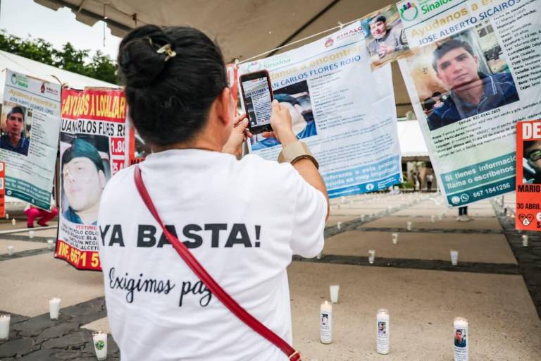 Buscadoras en Culiacán encienden 5 mil veladoras por desaparecidos en Sinaloa