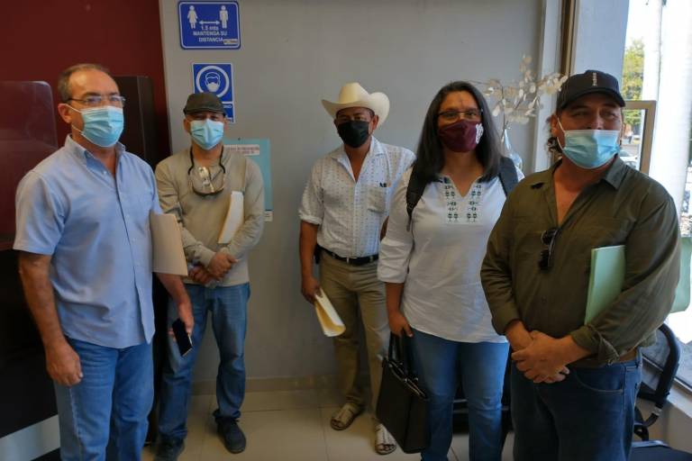 Se reúnen opositores de la planta de amoniaco con el Alcalde de Ahome