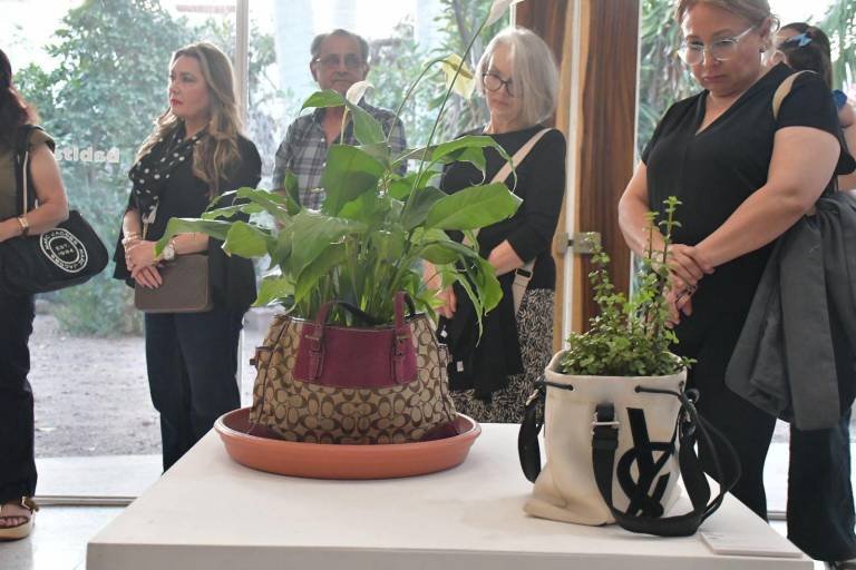 Admiran la exposición ‘Regla de Tres: Punto de origen’, en La Casa del Maquío