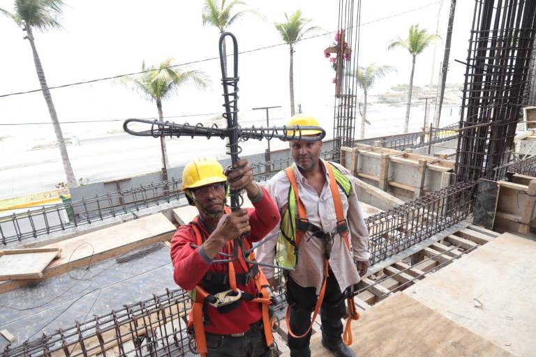 Festejan y agradecen trabajadores de obras a su patrona en el Día de la Santa Cruz