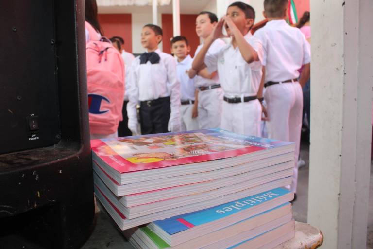 Garantiza Servicios Regionales libros de textos para todos los niños de Rosario