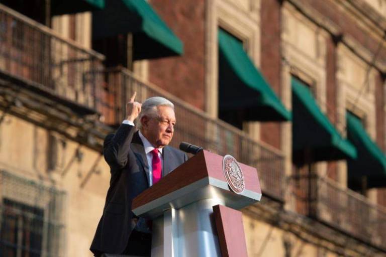 ‘México no es un protectorado de EU’, dice AMLO ante un Zócalo abarrotado