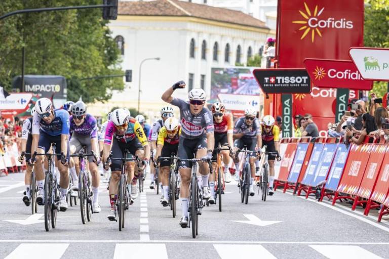 Philipsen se impone en Zaragoza y suma su segunda victoria en La Vuelta 25