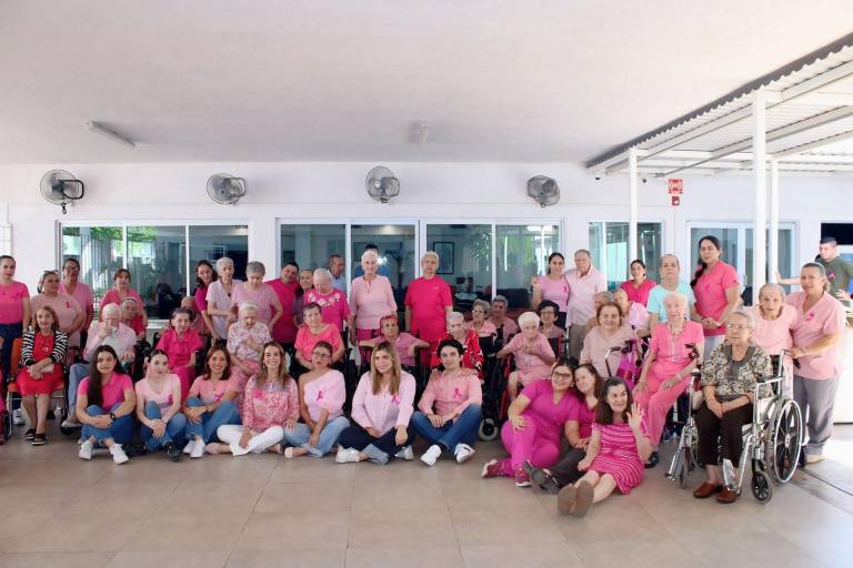 Se viste Casa del Carmen de rosa por el Día Mundial contra el Cáncer de Mama