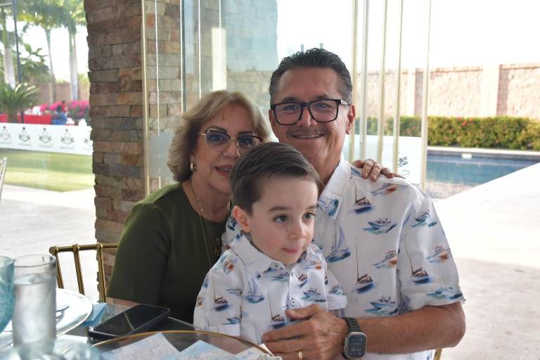 Recibe Manuel Roberto el sagrado Sacramento del Bautismo