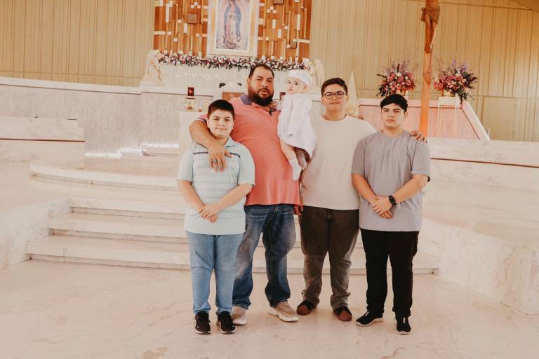 Recibe Manuel Roberto el sagrado Sacramento del Bautismo