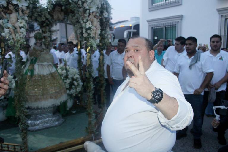 Le canta por primera vez ‘El Coyote’ a la Virgen del Rosario