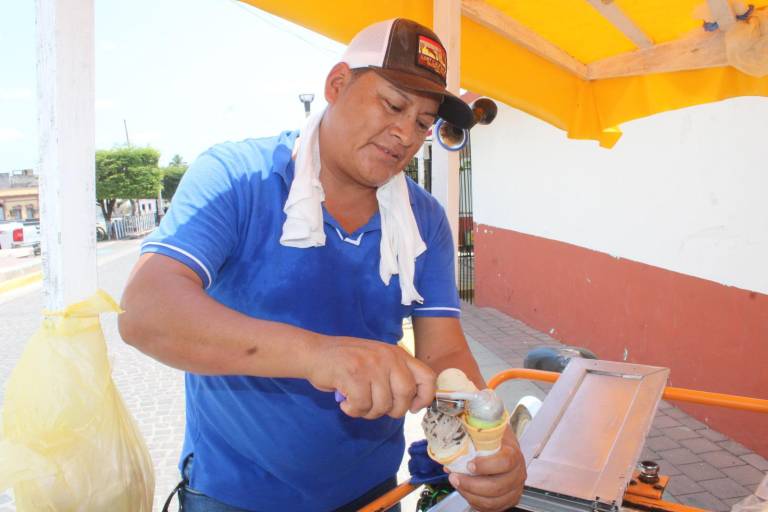 Pablo viaja desde Escuinapa para ofrecer nieve de garrafa a vecinos de Rosario