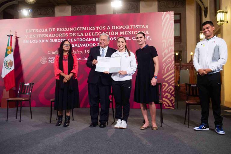 Entregan estímulos a atletas y entrenadores de Centroamericanos