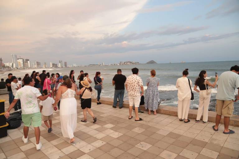 Se convierte el malecón de Mazatlán en el escenario favorito de turistas para admirar el atardecer