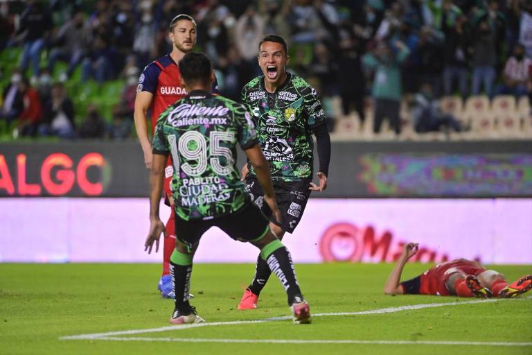 León ruge de último minuto ante las Chivas