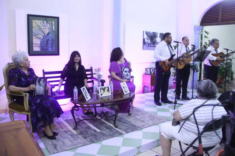 Disfrutan de una velada poética musical