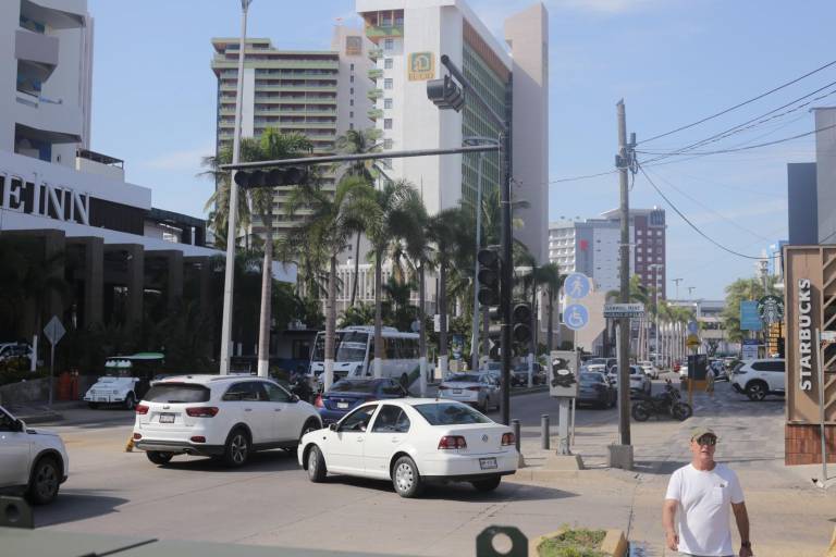 Exigen vecinos de fraccionamiento El Dorado que semáforos funcionen de manera correcta