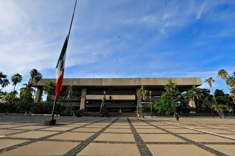Los burócratas sinaloenses se van de vacaciones.