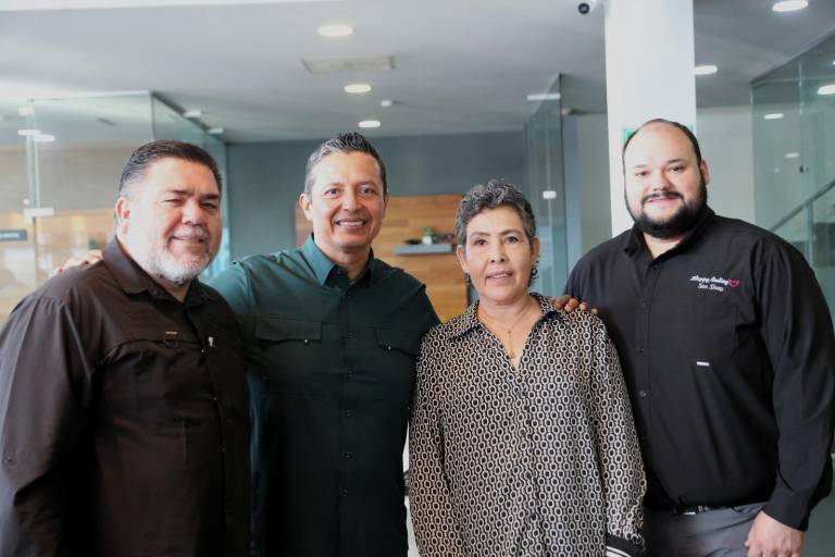 Disfrutan socios del Grupo Red Canaco de grata reunión